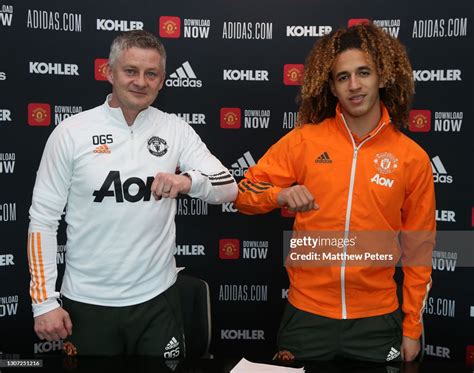 Hannibal Mejbri of Manchester United poses with Manager Ole Gunnar ...