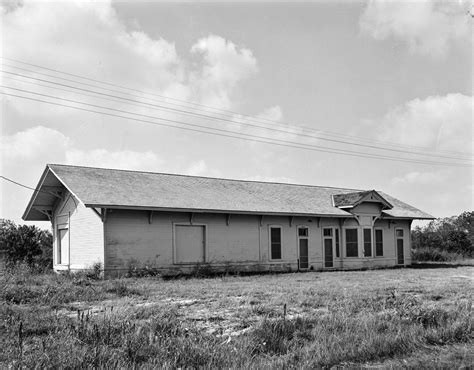 [Old Hitchcock Depot, (Northeast oblique)] - The Portal to Texas History