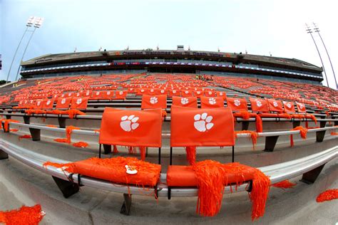 College Football World Reacts To Troubling Clemson News - The Spun