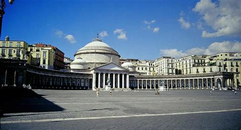 Piazza del Plebiscito a Napoli: storia, come arrivare