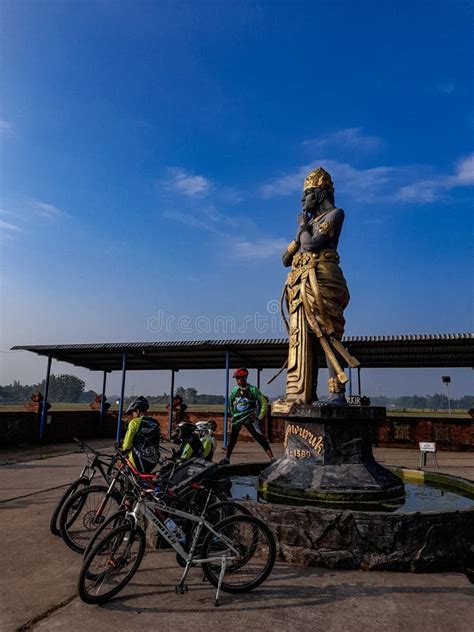 The Statue of Prabu Hayam Wuruk, the King of the Majapahit Kingdom. Editorial Stock Image ...