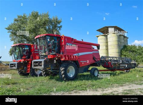 Harvesters hi-res stock photography and images - Alamy