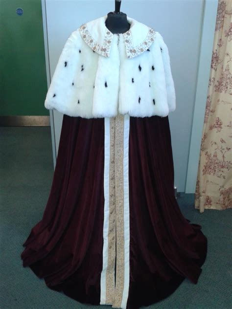 Ermine and Purple Coronation Robe. Queen Elizabeth | Costume hire, King ...