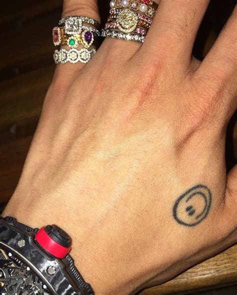 G Dragon and his jewelry..... His hands are beautiful! | 타투, 패션, 빅뱅