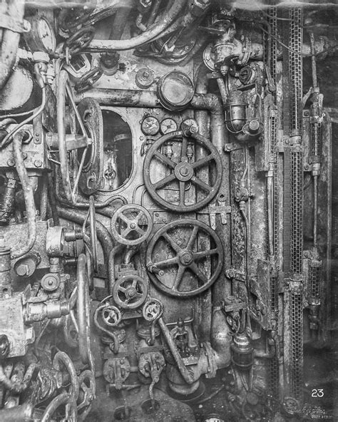 The inside of a WWI submarine was creepy and claustrophobic | Old images, Vintage pictures ...