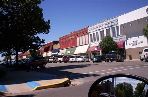 Clinton, OK: Mainstreet Pops Restaurant, Oak Grove, Country Singers ...