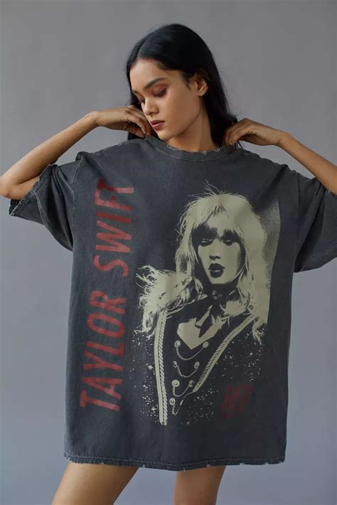 Red (Taylor’s Version) UO Exclusive Taylor Swift Graphic T-Shirt Dress | Graphic tee dress, T ...