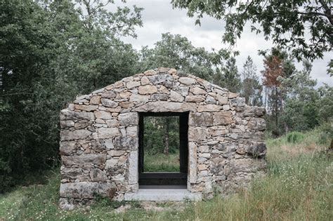 Stone Hut / José Lobo Almeida | ArchDaily