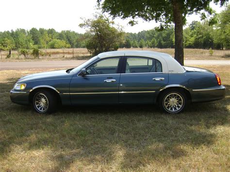 2002 Lincoln Town Car - Pictures - CarGurus