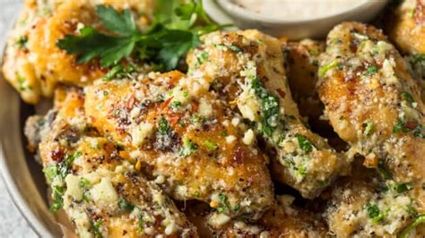 Restaurant-Worthy 'Garlic Parmesan WIngs' Have Us Begging For More - Delishably News