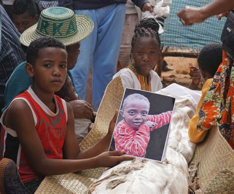 Madagascar / Famadihana: dealing with death can be joyful | Guy Shachar