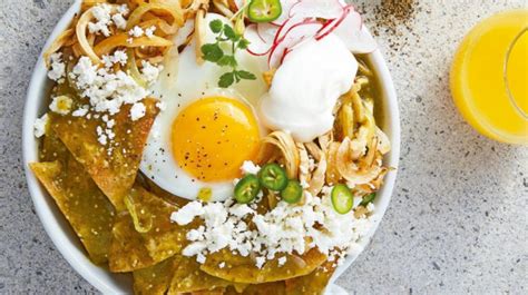 Chilaquiles verdes con huevo: desayuno tradicional mexicano