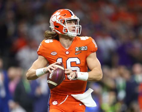 WATCH: Trevor Lawrence blows kisses to LSU fans after scoring touchdown ...