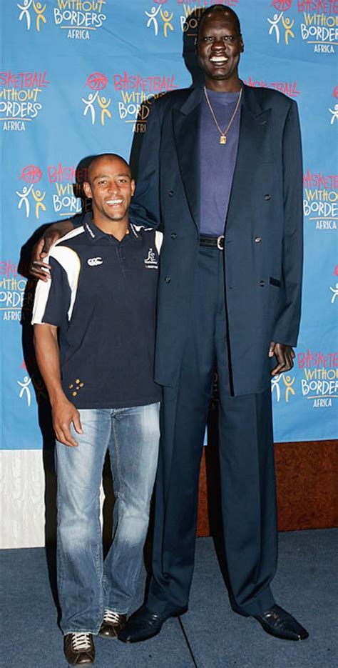 Manute Bol: Classic Photos | Sports Illustrated | Manute bol, Tall people, Tall guys