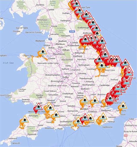 Tidal surge threat as snow and heavy winds grip UK - BBC News