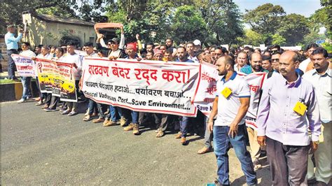 Thousands voice against Vadhavan Port project at Azad Maidan | Mumbai ...