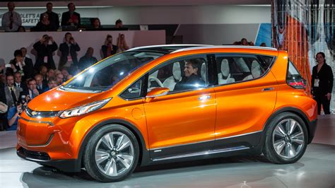 GM's $30,000 Chevy Bolt ups the ante for the mainstream electric car ...