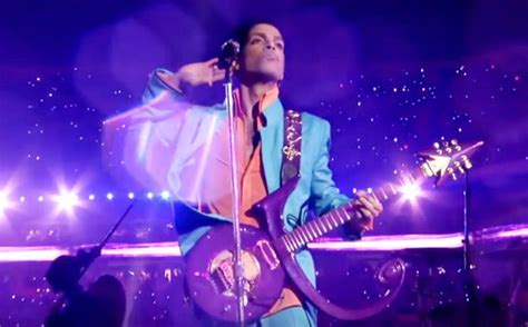 Prince performing the Super Bowl XLI halftime show. | Super bowl ...