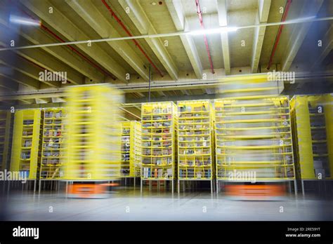 25 July 2023, Lower Saxony, Winsen (Luhe): Transport robots move transportable shelves through ...