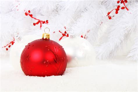 Three red and white Christmas baubles HD wallpaper | Wallpaper Flare