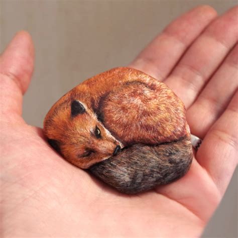 Artist Brings Stones To Life By Realistically Painting Animals On Them | DeMilked