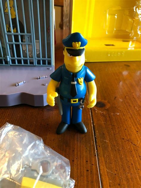 Playmates SIMPSONS POLICE STATION W/OFFICER EDDIE Playset+OFFICERS LOU ...