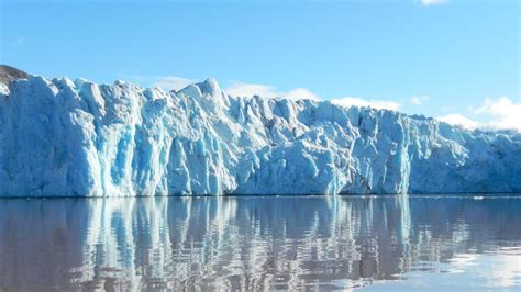 Climate change: Arctic glaciers 'shrinking by 300m each year' - BBC News