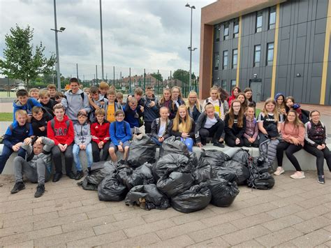 Rhyl High School on Twitter: "So proud of our year 7 and 8 pupils litter picking in our local ...