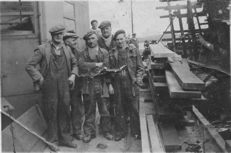 Shipyard workers at Grangemouth - Falkirk Council