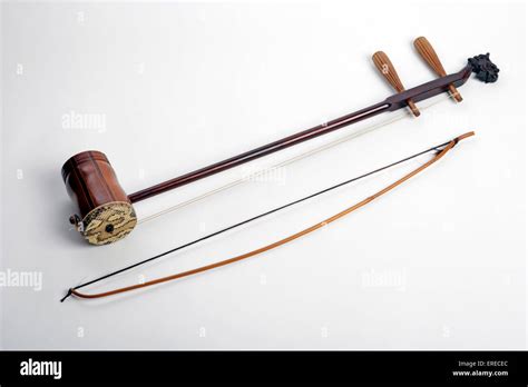 Erhu with its bow. Chinese 2 stringed instrument Stock Photo - Alamy