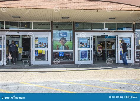 Kroger Retail Grocery Store Exterior Entrance People and Signs Editorial Photography - Image of ...