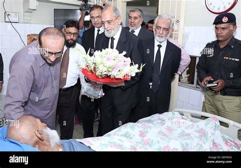 Chief Justice Pakistan, Justice Anwar Zaheer Jamali presenting floral bouquet to renowned social ...