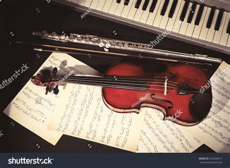 111,598 Musical instruments violin Images, Stock Photos & Vectors ...