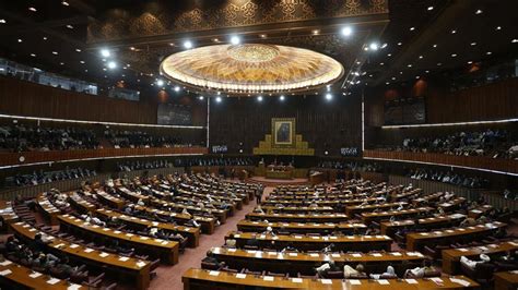 Pakistan’s parliament sworn in after divisive poll