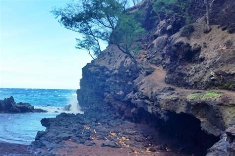 Red sand beach of Maui is Kaihalulu Beach 🌴 Danger?! Is it a dangerous hike to hidden Kaihalulu ...