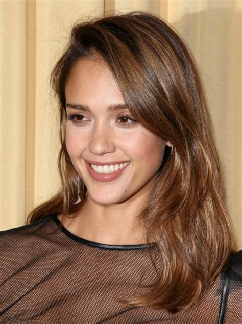 Jessica Alba | Comfortable casual long hairstyle with forward swooped bangs