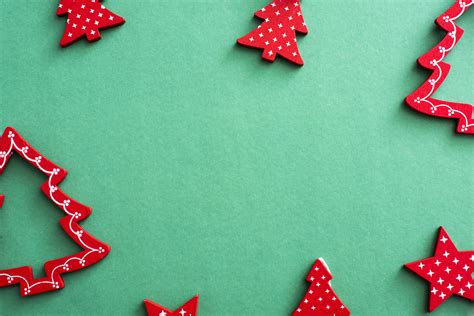 Photo of Red wooden Christmas tree border on green | Free christmas images