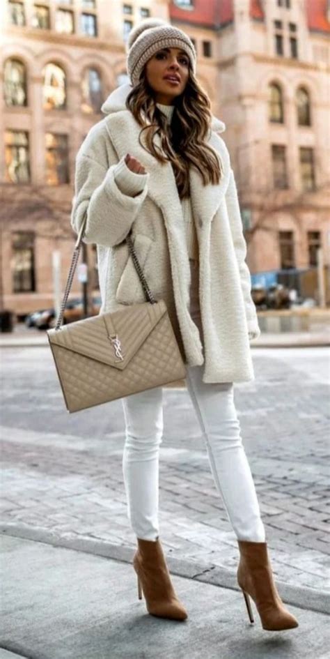 45+ Trending Winter Snow Outfits For A Chic Cold Weather Look