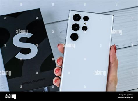 Samsung Galaxy S22 Ultra in phantom white Stock Photo - Alamy