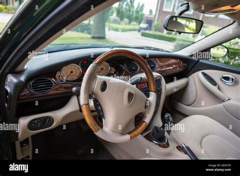 Rover 75 car interior with a walnut dashboard, color green Stock Photo: 111319805 - Alamy