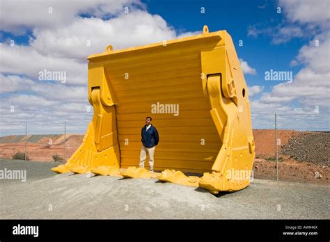 Excavator shovel at the Super Pit (gold mine) Lookout, Kalgoorlie ...