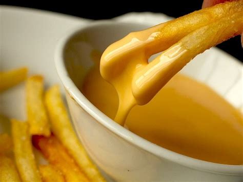 Recette de sauce au fromage pour frites au fromage et nachos - Recettes ...