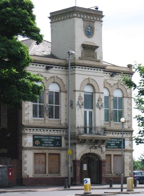 Knottingley - Town Hall © Dave Bevis cc-by-sa/2.0 :: Geograph Britain and Ireland