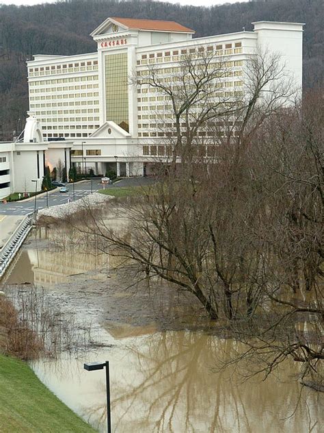 Horseshoe Southern Indiana closes hotel, spa as Ohio River levels rise