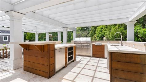 Hamptons Home Boasts Enviable Outdoor Kitchen, Dining Area – Dan’s Papers