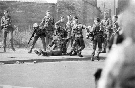 Photos of the British Army in Northern Ireland - 1969-1979 - Flashbak ...