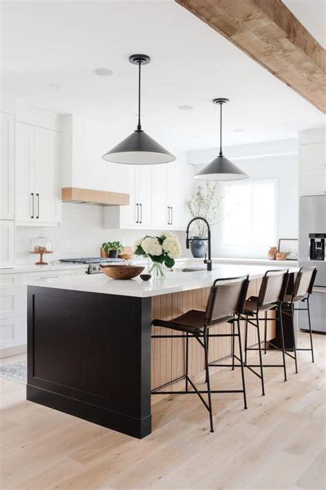 White kitchen with wood accents makes this kitchen the perfect meeting spot – Artofit