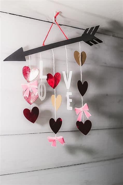 DIY Valentine's Day Hanging Wall Decor | Valentine's day diy, Diy ...