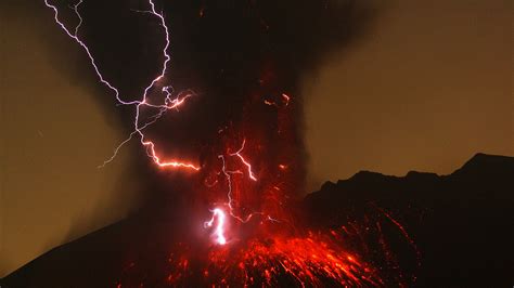 The volcano eruption with lightning on his head plandetransformacion ...