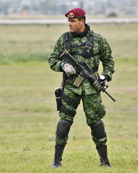 Lieutenant from the Mexican Army Airborne Brigade [1080x1351] : r ...